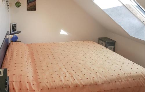 - une chambre avec un lit et une couette en orange dans l'établissement Amazing Apartment In Clohars-Carnoët, à Clohars-Carnoët