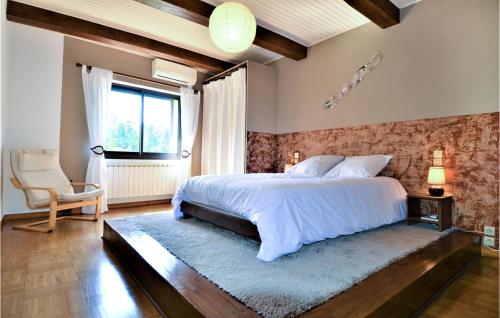 une chambre avec un lit blanc et un mur de briques dans l'établissement Nice Home In Saint-Jean-De-Valerisc, à Saint-Jean-de-Valériscle