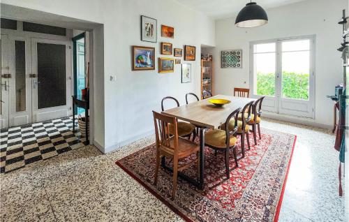 une salle à manger avec une table et des chaises dans l'établissement Nice Home In Gabian With Wifi, à Gabian