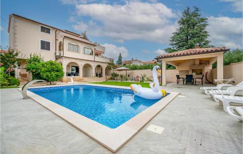 Beautiful Apartment In Medulin With Swimming Pool
