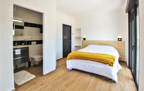a bedroom with a bed and a bathroom with a toilet at Awesome Home In Alissas in Alissas
