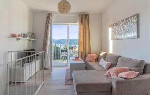 Amazing Apartment In Okrug Gornji