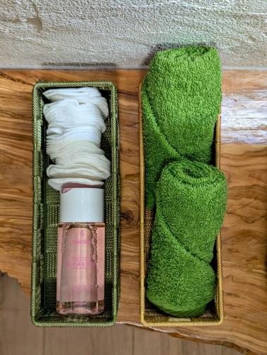 a box with a bottle of soap and a towel at Casa San Pedro 3 in Murcia