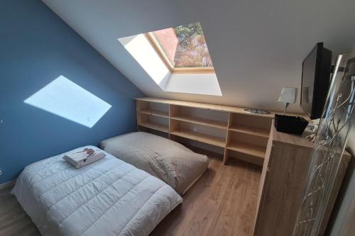 une chambre avec un lit pouf et une fenêtre dans l'établissement Appartement 4 personnes avec accès piscine, à La Féclaz
