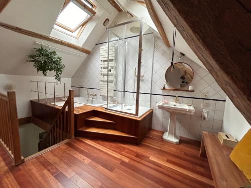 Photo de la galerie de l'établissement Suite avec salon privé, option petit-déjeuner, à Ville-Saint-Jacques