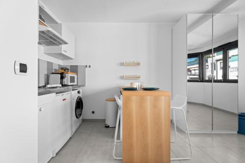 - une cuisine avec un comptoir et un lave-linge dans l'établissement Studio Amanda - Welkeys, à Nice