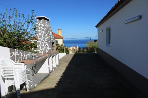 a pathway to a house with a table and chairs at Nordesteza House in Nordestinho