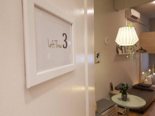 Heritage Loft on Beach Street near UNESCO Zone & Street Art 3 في جورج تاون: غرفة معيشة مع صورة على الحائط