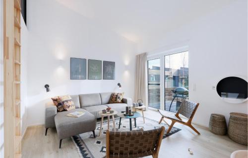 a living room with a couch and a table at Awesome Home In Lembruchdümmer See in Lembruch