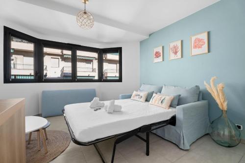 un salon avec un canapé et une table dans l'établissement Studio Amanda - Welkeys, à Nice