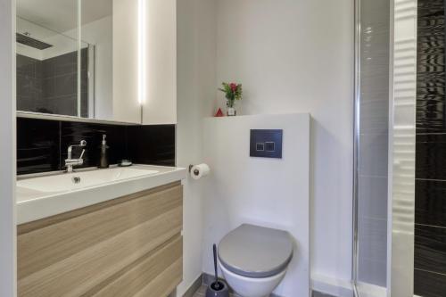 une salle de bain avec toilettes et lavabo dans l'établissement L'Estran - Appt 2p proche de la mer, à Villers-sur-Mer