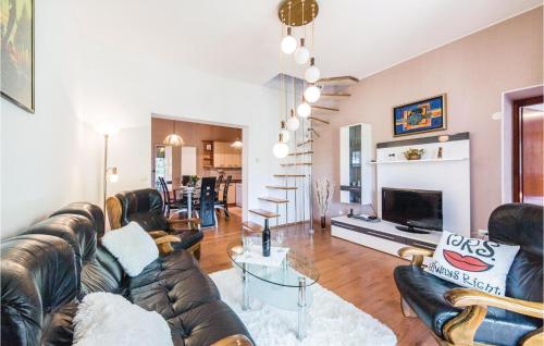 Amazing Home In Kastel Gomilica