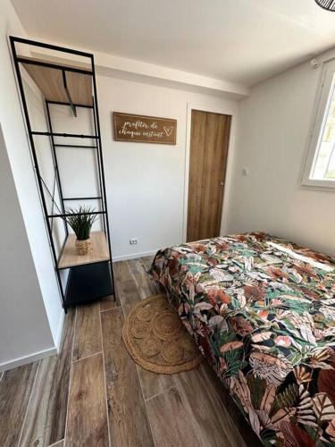 a bedroom with a bed and a mirror on the wall at T2 niché entre mer et montagne in Ollioules
