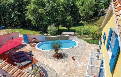 una vista aérea de un patio trasero con piscina en Gorgeous Home In Jurdani, en Mučići