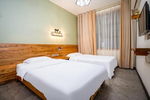 Postel nebo postele na pokoji v ubytování Tianmenshan Loft Art Inn