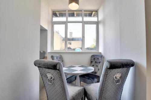 Posezení v ubytování Modern new redeveloped studio Apartment in Clacton