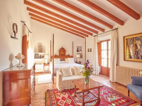 Ένα ή περισσότερα κρεβάτια σε δωμάτιο στο Holiday Home in Deià with Saltwater Pool