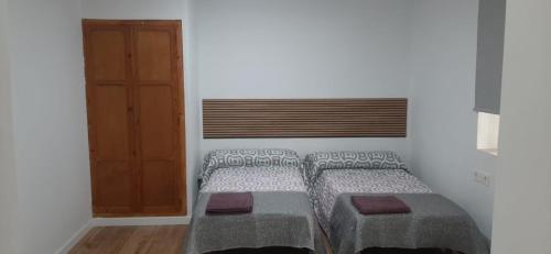 Un dormitorio con una cama con dos cojines. en Villa Feli 3, en Benicàssim