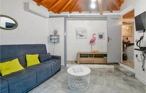 - un salon avec un canapé bleu et un flamant rose dans l'établissement Gorgeous Apartment In Vallon Pont Darc, à Vallon-Pont-dʼArc
