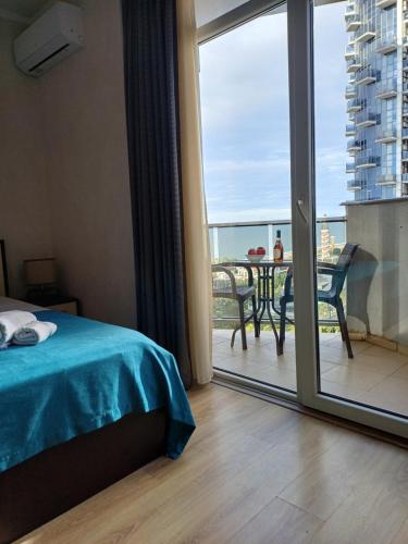 Postel nebo postele na pokoji v ubytování Orbi Sea Towers Batumi on Khimshiashvili 15