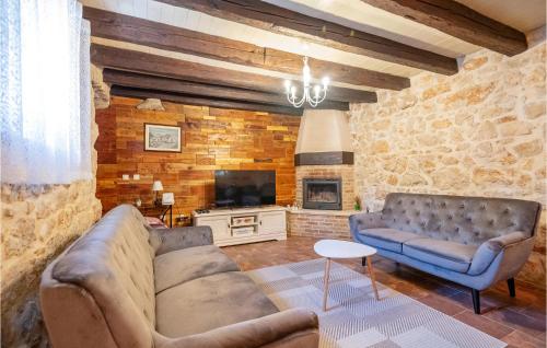 Posezení v ubytování Four-Bedroom Holiday Home Zmijavci With A Fireplace 09