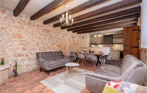 Posezení v ubytování Four-Bedroom Holiday Home Zmijavci With A Fireplace 09