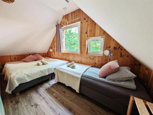 Ένα ή περισσότερα κρεβάτια σε δωμάτιο στο Domki Zalesie