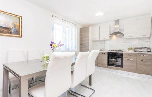 2 Bedroom Lovely Apartment In Dramalj