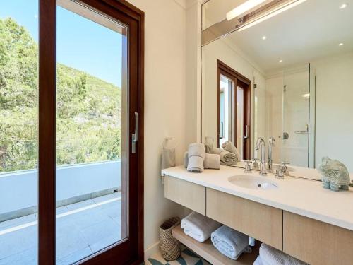 Ένα μπάνιο στο Villa in Ibiza near Sol den Serra Beach