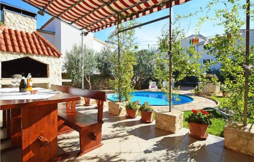 Bazén v ubytování Stunning Apartment In Tribunj nebo v jeho okolí