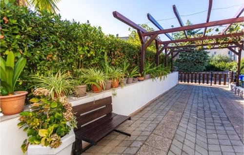 2 Bedroom Cozy Apartment In Malinska