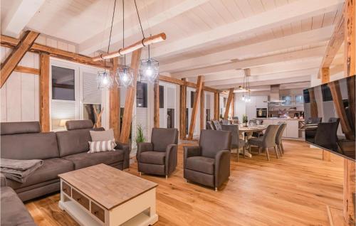 Ruang duduk di 4 Bedroom Awesome Home In Langenhorn