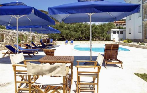 Πισίνα στο ή κοντά στο Gorgeous Apartment In Barbat Na Rabu