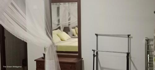 Una cama o camas en una habitación de The Green Weligama