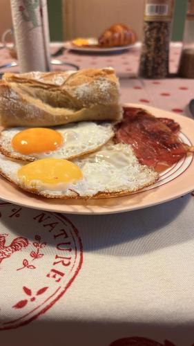 ein Teller mit Eiern und Toast auf einem Tisch in der Unterkunft La Min-sú de Terrasson in Terrasson
