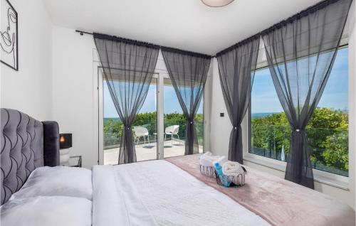 GaricaにあるVilla La Vie Krkのベッドと大きな窓のある寝室