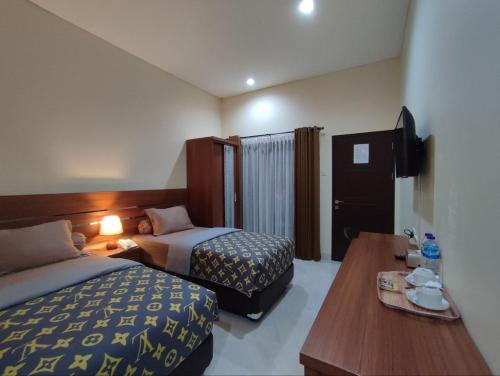 Ένα ή περισσότερα κρεβάτια σε δωμάτιο στο Nirvana House (Guest House Syari'ah)