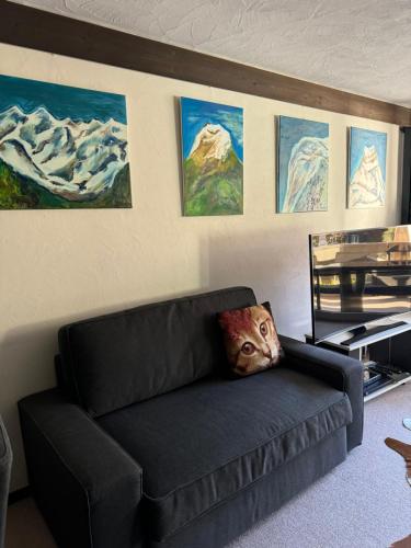 Un lugar para sentarse en Sehr Schöne Wohnung in Engelberg