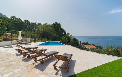 un groupe de chaises longues et une piscine dans l'établissement Awesome Home In Jesenice With Kitchen, à Jesenice