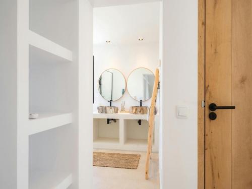 Ένα μπάνιο στο Holiday Home in Ibiza near Cala Llonga Beach