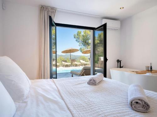 Ένα ή περισσότερα κρεβάτια σε δωμάτιο στο Holiday Home in Ibiza near Cala Llonga Beach