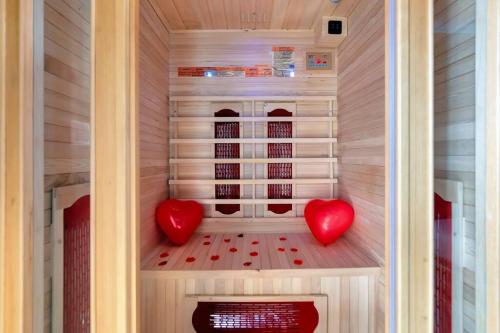 The Jungle - Jacuzzi, Sauna & Projector photo 11