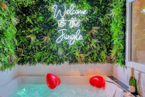 The Jungle - Jacuzzi, Sauna & Projector photo 4