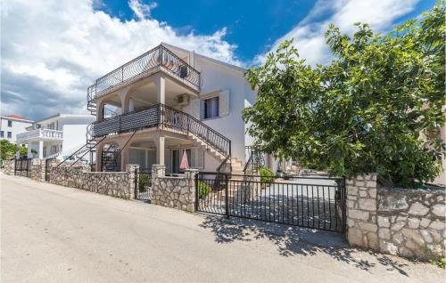 Two-Bedroom Apartment In Okrug Gornji