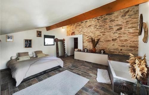 Ένα ή περισσότερα κρεβάτια σε δωμάτιο στο Stunning Home In Pardailhan