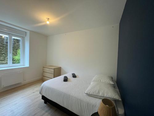 une chambre avec un lit et une fenêtre dans l'établissement Appartement contemporain Centre-Ville, à Brest