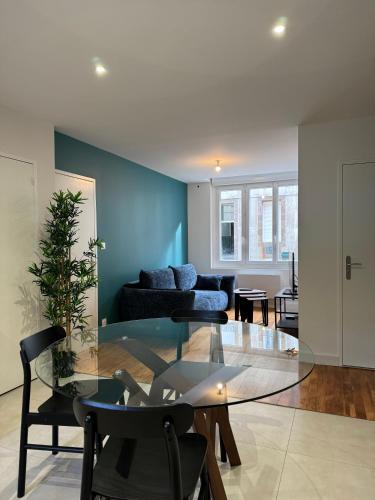 un salon avec une table en verre et un canapé dans l'établissement Appartement contemporain Centre-Ville, à Brest