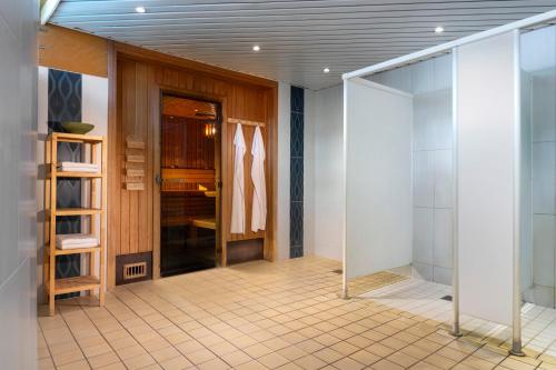 a room with a walk in closet with a glass door at Wyndham Garden Wismar in Wismar