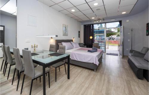 Ένα ή περισσότερα κρεβάτια σε δωμάτιο στο Amazing Apartment In Kastel Novi