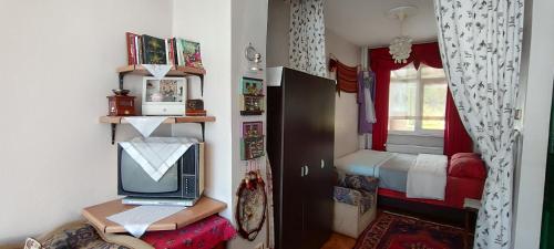 Habitación pequeña con cama y ordenador portátil sobre una mesa en Nur home 2, en Estambul